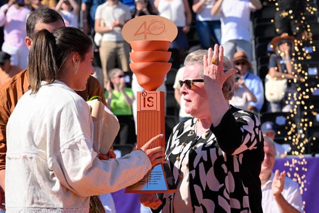 Tennis -Internationaux de Strsbourg 2026 - WTA, Tennis Damen - 23 05 2026 - Tennis -Internationaux de Strsbourg 2026 - WTA - 23 05 2026 - Madame Catherine Trautmann maire de Strasbourg remet le trophy - Emma Navarro -Usa StrasbourgFrance  Copyright: xChryslenexcaillaud Psnewzx