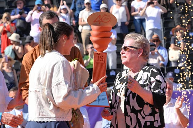 Sport Bilder des Tages Tennis -Internationaux de Strsbourg 2026 - WTA, Tennis Damen - 23 05 2026 - Tennis -Internationaux de Strsbourg 2026 - WTA - 23 05 2026 - Madame Catherine Trautmann maire de Strasbourg remet le trophy - Emma Navarro -Usa StrasbourgFrance  Copyright: xChryslenexcaillaud Psnewzx