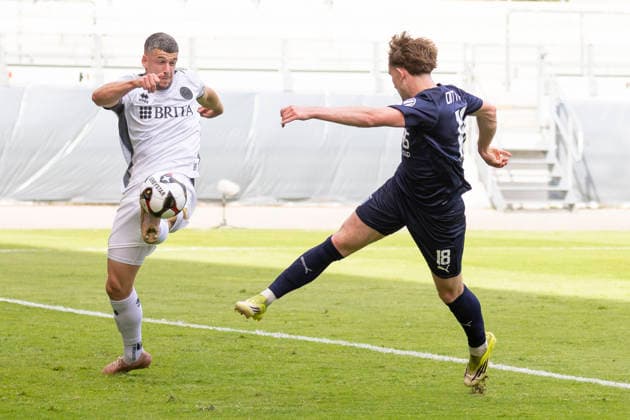 Krombacher Hessenpokal Finale: SV Wehen Wiesbaden - SG Barockstadt Fulda-Lehnerz, 23.05.2026 Moritz Dittmann (SG Barockstadt Fulda-Lehnerz 18) mit dem SChuss aufs Tor doch Jordy Gillekens (SV Wehen Wiesbaden 27) wehrt ab, SV Wehen Wiesbaden - SG Barockstadt Fulda-Lehnerz, Frankfurt, Stadion am Bieberer Berg, 23.5.2026 Copyright: xBEAUTIFULxSPORTS Gawlikx