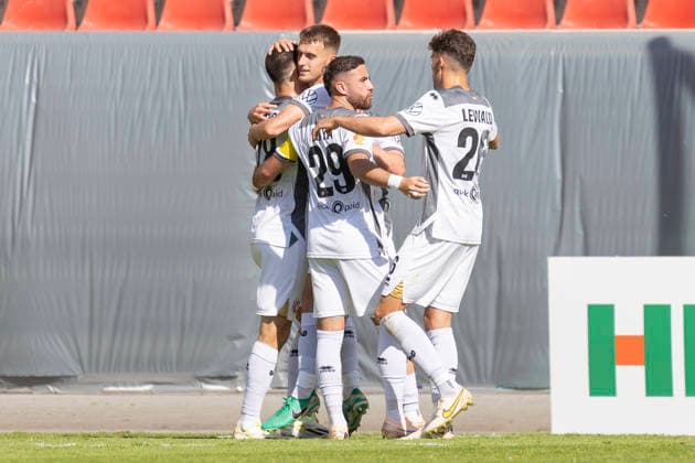 Krombacher Hessenpokal Finale: SV Wehen Wiesbaden - SG Barockstadt Fulda-Lehnerz, 23.05.2026 Fatih Kaya (SV Wehen Wiesbaden 29) & Jakob Lewald (SV Wehen Wiesbaden 26) & Justin Janitzek (SV Wehen Wiesbaden 15) feiern das Tor den Treffer zum 1:0, SV Wehen Wiesbaden - SG Barockstadt Fulda-Lehnerz, Frankfurt, Stadion am Bieberer Berg, 23.5.2026 Copyright: xBEAUTIFULxSPORTS Gawlikx