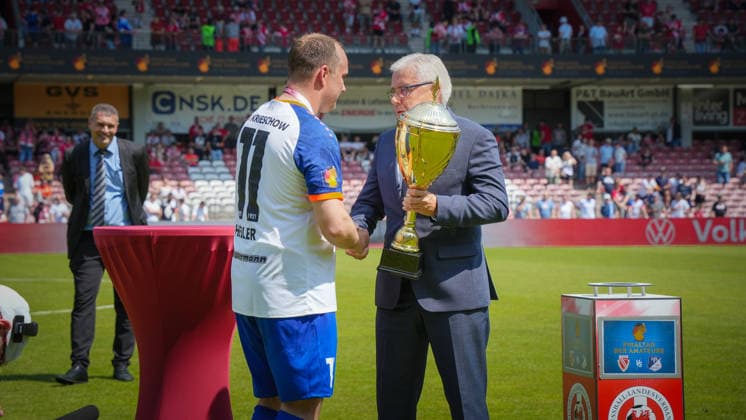 Fußball, Herren, Saison 2025 2026, Landespokal Brandenburg, Finale, Finaltag der Amateure, FC Energie Cottbus vs. VfB 1921 Krieschow, Samstag 23.05.2026, LEAG Energie Stadion Cottbus, Im Bild: FLB-Präsident jens Kaden (r.) übergibt den Pokal an Andy Hebler (l. Krieschow) Brandenburg Deutschland