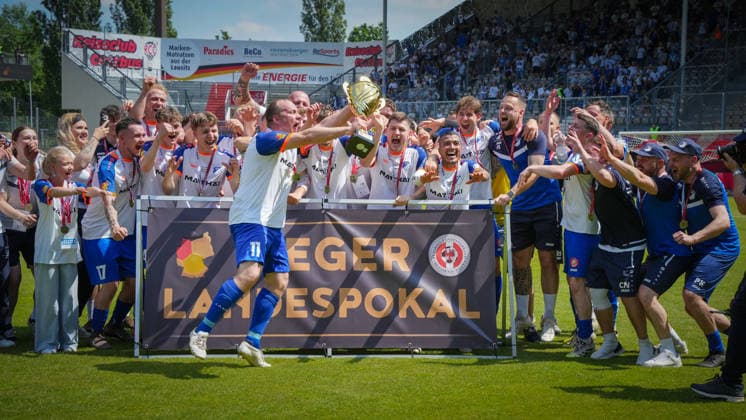 Fußball, Herren, Saison 2025 2026, Landespokal Brandenburg, Finale, Finaltag der Amateure, FC Energie Cottbus vs. VfB 1921 Krieschow, Samstag 23.05.2026, LEAG Energie Stadion Cottbus, Im Bild: Jubel beim VfB Krieschow nach dem Landespokalsieg. Kapitän Andy Hebler streckt den Pokal in die Höhe. Brandenburg Deutschland