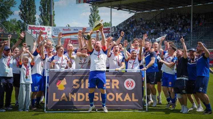 Fußball, Herren, Saison 2025 2026, Landespokal Brandenburg, Finale, Finaltag der Amateure, FC Energie Cottbus vs. VfB 1921 Krieschow, Samstag 23.05.2026, LEAG Energie Stadion Cottbus, Im Bild: Jubel beim VfB Krieschow nach dem Landespokalsieg. Kapitän Andy Hebler streckt den Pokal in die Höhe. Brandenburg Deutschland
