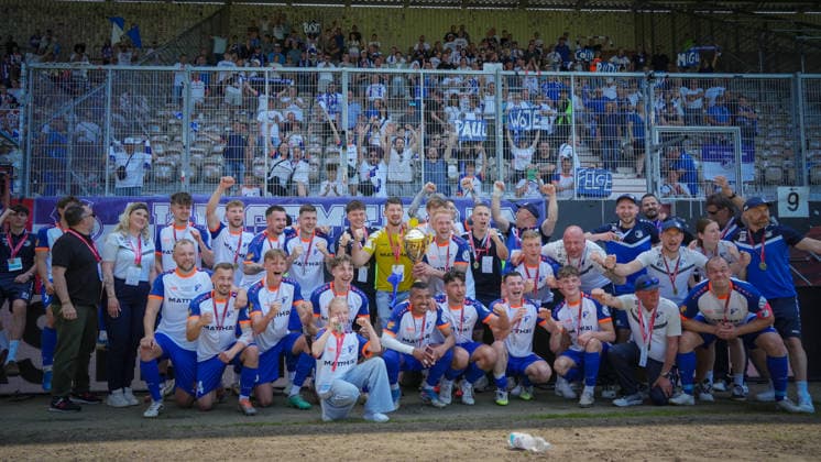 Fußball, Herren, Saison 2025 2026, Landespokal Brandenburg, Finale, Finaltag der Amateure, FC Energie Cottbus vs. VfB 1921 Krieschow, Samstag 23.05.2026, LEAG Energie Stadion Cottbus, Im Bild: Die Mannschaft des VfB Krieschow jubelt vor dem Gästeblock mit den mitgereisten Fans Brandenburg Deutschland