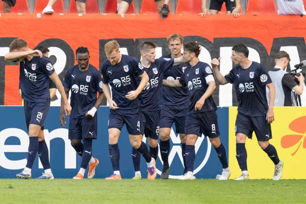 Krombacher Hessenpokal Finale: SV Wehen Wiesbaden - SG Barockstadt Fulda-Lehnerz, 23.05.2026 Leon Pomnitz (SG Barockstadt Fulda-Lehnerz 8) erzielte das Tor den Treffer zum 1:1 Ausgleich und feiert mit Moritz Dittmann (SG Barockstadt Fulda-Lehnerz 18) & Milian Habermehl (SG Barockstadt Fulda-Lehnerz 4) & Roko Ivankovic (SG Barockstadt Fulda-Lehnerz 77) & Sebastian Schmitt (SG Barockstadt Fulda-Lehnerz 22), SV Wehen Wiesbaden - SG Barockstadt Fulda-Lehnerz, Frankfurt, Stadion am Bieberer Berg, 23.5.2026 Copyright: xBEAUTIFULxSPORTS Gawlikx
