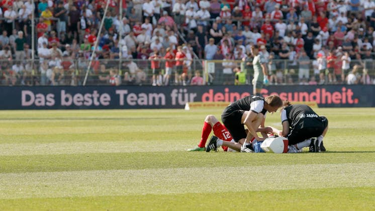 v.l.n.r.: Luke Hemmerich (Würzburger Kickers), verletzt, verletzung, injury, im Finale des Bayerischen Toto-Pokals zwischen dem FC Würzburger Kickers und dem TSV 1860 München im Stadion am Dallenberg, Würzburg, Deutschland, am 23. Mai 2026. Copyright: HMBxMedia xHeikoxBecker