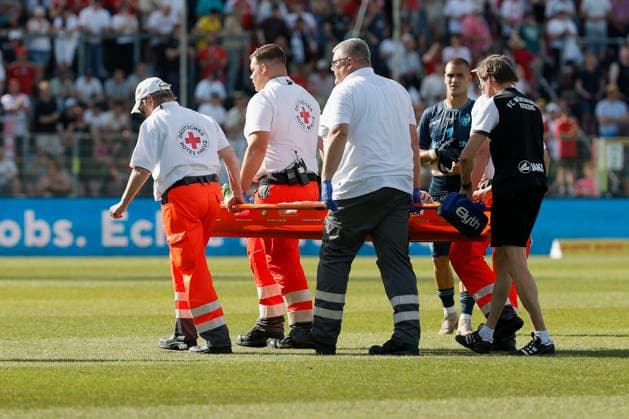 v.l.n.r.: Luke Hemmerich (Würzburger Kickers), verletzt, verletzung, injury, im Finale des Bayerischen Toto-Pokals zwischen dem FC Würzburger Kickers und dem TSV 1860 München im Stadion am Dallenberg, Würzburg, Deutschland, am 23. Mai 2026. Copyright: HMBxMedia xHeikoxBecker