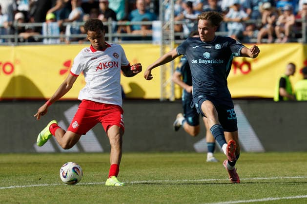 v.l.n.r.: Jermain Nischalke (Würzburger Kickers) mit einem Schuss an den Pfosten, Xaver Kiefersauer kommt zu spät. im Finale des Bayerischen Toto-Pokals zwischen dem FC Würzburger Kickers und dem TSV 1860 München im Stadion am Dallenberg, Würzburg, Deutschland, am 23. Mai 2026. Copyright: HMBxMedia xHeikoxBecker