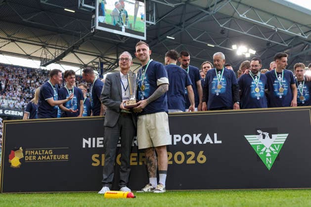 23.05.2026, GER, Fussball, Herren, Niederrheinpokal Finale, Saison 2025 2026, SC St. Tönis - MSV Duisburg Jürgen Kreyer übergibt den Niederrheinpokal an Alexander Ali Hahn (MSV Duisburg) Duisburg schauinsland-reisen-Arena Nordrhein-Westfalen Deutschland Copyright: xAdrianxSchlüterx