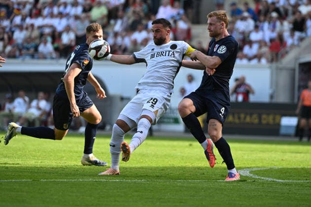 23.05.2026, xpsx, Fußball Finale Hessenpokal, SG Barockstadt Fulda-Lehnerz - SV Wehen Wiesbaden v.l. Fatih Kaya (SV Wehen Wiesbaden) Milian Habermehl (SG Barockstadt Fulda-Lehnerz) Zweikampf, Aktion, action, battle for the ball (DFL DFB REGULATIONS PROHIBIT ANY USE OF PHOTOGRAPHS as IMAGE SEQUENCES and or QUASI-VIDEO) Offenbach
