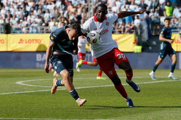 v.l.n.r.: Manuel Pfeifer (TSV 1860 München) und Tarsis Bonga (Würzburger Kickers), im Finale des Bayerischen Toto-Pokals zwischen dem FC Würzburger Kickers und dem TSV 1860 München im Stadion am Dallenberg, Würzburg, Deutschland, am 23. Mai 2026. Copyright: HMBxMedia xHeikoxBecker
