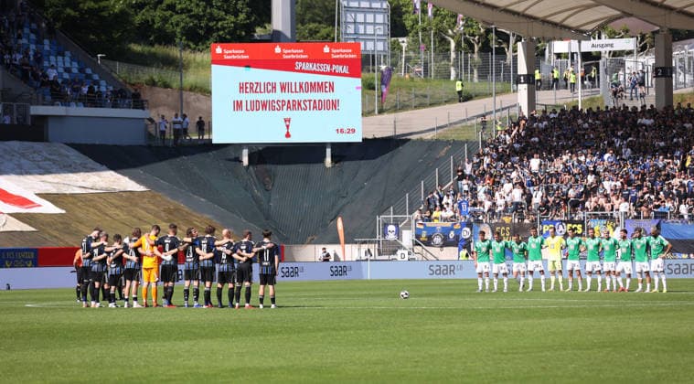 23.05.2026, Fussball, Herren, Sparkassen-Pokal Saarland Finale, Saison 2025 2026, 1. FC Saarbrücken - FC 08 Homburg, Schweigeminute vor dem Spiel für den verstorbenen Fan des FC Hansa Rostock, Ruhe in Frieden Moritz Saarbrücken Ludwigsparkstadion Saarland Deutschland (DEU) Copyright: xFabianxKleerx
