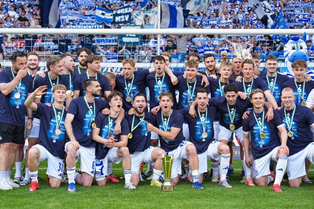 23.05.2026, xydrx, Herren, Fußball, Finaltag der Amateure, Finale Niederrheinpokal, SC St. Tönis 11 ‹20 - MSV Duisburg, Saison 2025 2026, Schauinsland-Reisen-Arena: Die Spieler des MSV Duisburg bejubel den Sieg im Finale des Niederrhein Pokals Copyright: HMBxMedia YannisxDreimann