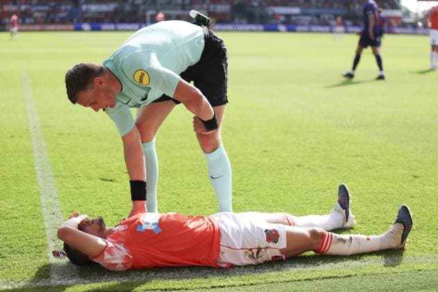 VOLENDAM - Bilal Ould-Chikh of FC Volendam and referee Sander van der Eijk during the promotion relegation play-off final match between FC Volendam and Willem II at the Kras Stadium on May 23, 2026 in Volendam, the Netherlands. SONNY LENSEN ANP Play-offs Promotion Relegation - FINAL 2025-2026 xVIxANPxSportx xxANPxIVx 559142302 originalFilename: 559142302.jpg