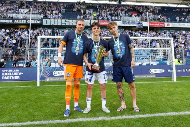 23.05.2026, GER, Fussball, Herren, Niederrheinpokal Finale, Saison 2025 2026, SC St. Tönis - MSV Duisburg Maximilian Braune (MSV Duisburg), Jan-Simon Symalla (MSV Duisburg) und Niklas Jessen (MSV Duisburg) zeigen den Neiderrheinpokal Duisburg schauinsland-reisen-Arena Nordrhein-Westfalen Deutschland Copyright: xAdrianxSchlüterx