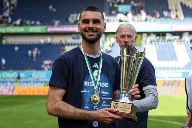 23.05.2026, GER, Fussball, Herren, Niederrheinpokal Finale, Saison 2025 2026, SC St. Tönis - MSV Duisburg Rasim Bulic (MSV Duisburg) zeigt den Niederrheinpokal Duisburg schauinsland-reisen-Arena Nordrhein-Westfalen Deutschland Copyright: xAdrianxSchlüterx
