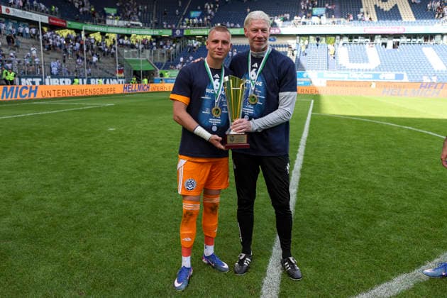 23.05.2026, GER, Fussball, Herren, Niederrheinpokal Finale, Saison 2025 2026, SC St. Tönis - MSV Duisburg Maximilian Braune (MSV Duisburg) und Sven Beukert zeigen den Niederrheinpoakl Duisburg schauinsland-reisen-Arena Nordrhein-Westfalen Deutschland Copyright: xAdrianxSchlüterx