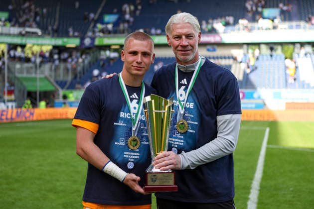 23.05.2026, GER, Fussball, Herren, Niederrheinpokal Finale, Saison 2025 2026, SC St. Tönis - MSV Duisburg Maximilian Braune (MSV Duisburg) und Sven Beukert zeigen den Niederrheinpoakl Duisburg schauinsland-reisen-Arena Nordrhein-Westfalen Deutschland Copyright: xAdrianxSchlüterx