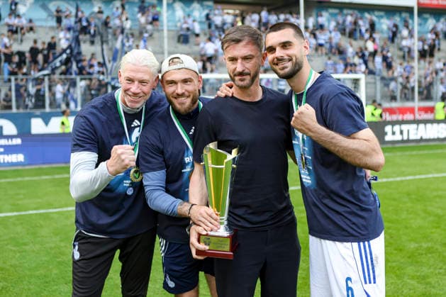 23.05.2026, GER, Fussball, Herren, Niederrheinpokal Finale, Saison 2025 2026, SC St. Tönis - MSV Duisburg Sven Beuckert, Maximilian Dittgen (MSV Duisburg), Branimir Bajic und Rasim Bulic (MSV Duisburg) zeigen den Niederrheinpokal Duisburg schauinsland-reisen-Arena Nordrhein-Westfalen Deutschland Copyright: xAdrianxSchlüterx