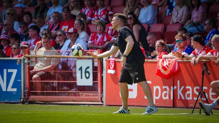 Fußball, Herren, Saison 2025 2026, Landespokal Brandenburg, Finale, Finaltag der Amateure, FC Energie Cottbus vs. VfB 1921 Krieschow, Samstag 23.05.2026, LEAG Energie Stadion Cottbus, Im Bild: Tobias Röder (Co-Trainer Energie) wirft den Ball zurück auf das Spielfeld Brandenburg Deutschland