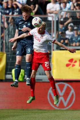 v.l.n.r.: Justin Steinkötter (TSV 1860 München) und Luke Hemmerich (Würzburger Kickers), im Finale des Bayerischen Toto-Pokals zwischen dem FC Würzburger Kickers und dem TSV 1860 München im Stadion am Dallenberg, Würzburg, Deutschland, am 23. Mai 2026. Copyright: HMBxMedia xHeikoxBecker