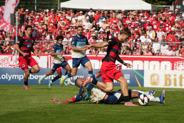 Deutschland: Bitburger-Pokalfinale 2026, S.C. Fortuna Köln vs. Viktoria Köln - 23.05.2026 - Sportpark Höhenberg (Köln): Robin Afamefuna (Fortuna Köln, 22) rettet in letzter Sekunde Köln Deutschland Copyright: xMijoxLubecx