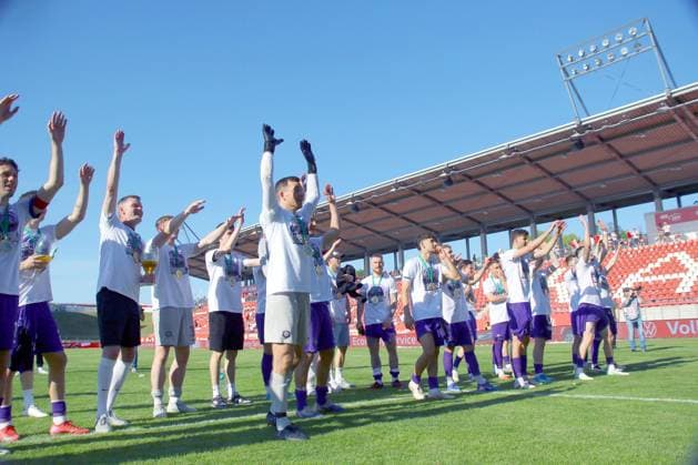 Das Auer Team nach dem SIeg,vorne Torhüter Martin Männel (Aue). Der Pokalsieg sicherte dem Auer Team die Teilnahme am DFB-Pokal-Geschehen 2026 27. Fußball Landespokal Sachsen Finale FSV Zwickau - FC Erzgebirge Aue 0:2 am 23.5.2026 FSV Zwickau - Erzgebirge Aue