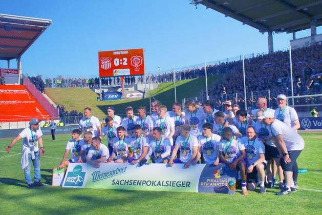 Aues Team nach dem Sieg, links Trainer Khvicha Shubitidze (Aue) Der Pokalsieg sicherte dem Auer Team die Teilnahme am DFB-Pokal-Geschehen 2026 27. Fußball Landespokal Sachsen Finale FSV Zwickau - FC Erzgebirge Aue 0:2 am 23.5.2026 FSV Zwickau - Erzgebirge Aue