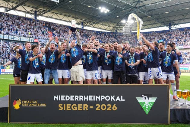 23.05.2026, xydrx, Herren, Fußball, Finaltag der Amateure, Finale Niederrheinpokal, SC St. Tönis 11 ‹20 - MSV Duisburg, Saison 2025 2026, Schauinsland-Reisen-Arena: Die Spieler des MSV Duisburg bejubel den Sieg im Finale des Niederrhein Pokals Copyright: HMBxMedia YannisxDreimann