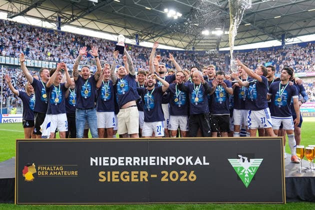 Sport Bilder des Tages 23.05.2026, xydrx, Herren, Fußball, Finaltag der Amateure, Finale Niederrheinpokal, SC St. Tönis 11 ‹20 - MSV Duisburg, Saison 2025 2026, Schauinsland-Reisen-Arena: Die Spieler des MSV Duisburg bejubel den Sieg im Finale des Niederrhein Pokals *** 23 05 2026, xydrx, men, soccer, amateur final day, Niederrheinpokal final, SC St Tönis 11 20 MSV Duisburg, 2025 2026 season, Schauinsland Reisen Arena MSV Duisburg players celebrate victory in the Niederrhein Pokal final Copyright: HMBxMedia YannisxDreimann