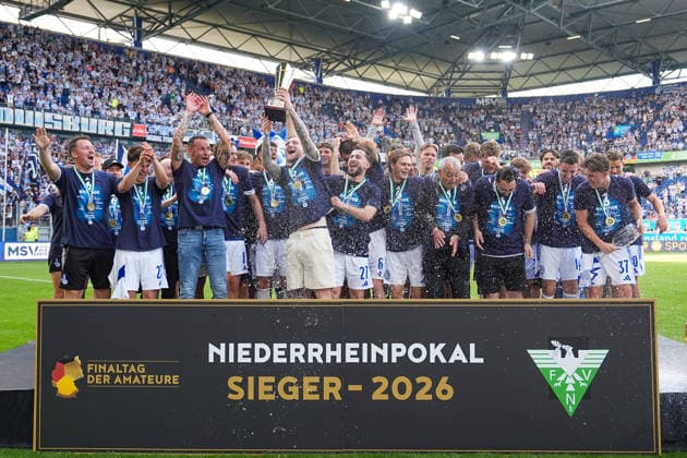23.05.2026, xydrx, Herren, Fußball, Finaltag der Amateure, Finale Niederrheinpokal, SC St. Tönis 11 ‹20 - MSV Duisburg, Saison 2025 2026, Schauinsland-Reisen-Arena: Die Spieler des MSV Duisburg bejubel den Sieg im Finale des Niederrhein Pokals Copyright: HMBxMedia YannisxDreimann