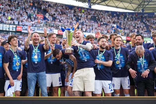 23.05.2026, xydrx, Herren, Fußball, Finaltag der Amateure, Finale Niederrheinpokal, SC St. Tönis 11 ‹20 - MSV Duisburg, Saison 2025 2026, Schauinsland-Reisen-Arena: Die Spieler des MSV Duisburg bejubel den Sieg im Finale des Niederrhein Pokals Copyright: HMBxMedia YannisxDreimann