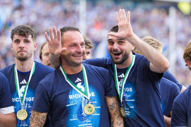 23.05.2026, xydrx, Herren, Fußball, Finaltag der Amateure, Finale Niederrheinpokal, SC St. Tönis 11 ‹20 - MSV Duisburg, Saison 2025 2026, Schauinsland-Reisen-Arena: Dietmar Hirsch (Cheftrainer MSV Duisburg) und Rasim Bulic (MSV Duisburg, 6) freuen sich über den Sieg im Finale Copyright: HMBxMedia YannisxDreimann