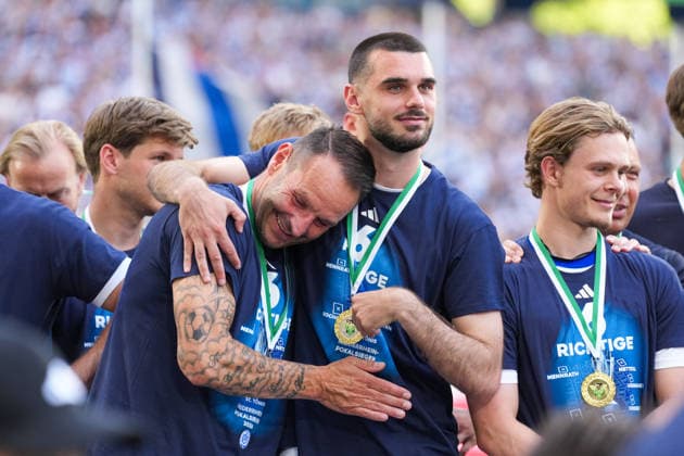 23.05.2026, xydrx, Herren, Fußball, Finaltag der Amateure, Finale Niederrheinpokal, SC St. Tönis 11 ‹20 - MSV Duisburg, Saison 2025 2026, Schauinsland-Reisen-Arena: Dietmar Hirsch (Cheftrainer MSV Duisburg) und Rasim Bulic (MSV Duisburg, 6) freuen sich über den Sieg im Finale Copyright: HMBxMedia YannisxDreimann