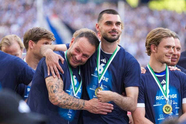 23.05.2026, xydrx, Herren, Fußball, Finaltag der Amateure, Finale Niederrheinpokal, SC St. Tönis 11 ‹20 - MSV Duisburg, Saison 2025 2026, Schauinsland-Reisen-Arena: Dietmar Hirsch (Cheftrainer MSV Duisburg) und Rasim Bulic (MSV Duisburg, 6) freuen sich über den Sieg im Finale Copyright: HMBxMedia YannisxDreimann