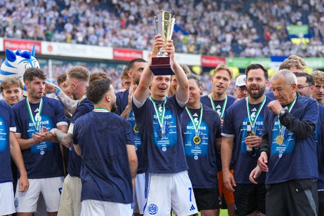 23.05.2026, xydrx, Herren, Fußball, Finaltag der Amateure, Finale Niederrheinpokal, SC St. Tönis 11 ‹20 - MSV Duisburg, Saison 2025 2026, Schauinsland-Reisen-Arena: Jakob Bookjans (MSV Duisburg, 7) streckt den Pokal in die höhe Copyright: HMBxMedia YannisxDreimann