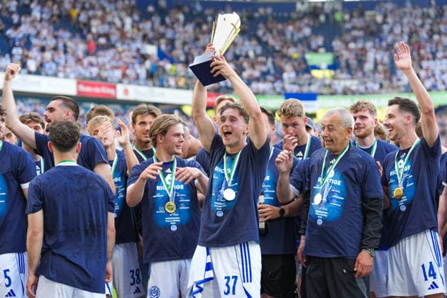 23.05.2026, xydrx, Herren, Fußball, Finaltag der Amateure, Finale Niederrheinpokal, SC St. Tönis 11 ‹20 - MSV Duisburg, Saison 2025 2026, Schauinsland-Reisen-Arena: Patrick Sussek (MSV Duisburg, 37) streckt den Pokal in die höhe Copyright: HMBxMedia YannisxDreimann
