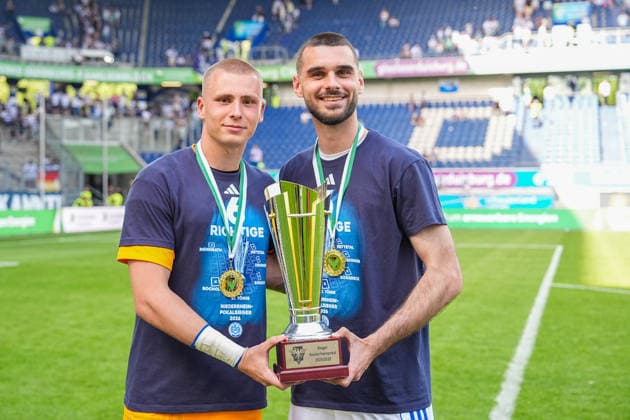 23.05.2026, xydrx, Herren, Fußball, Finaltag der Amateure, Finale Niederrheinpokal, SC St. Tönis 11 ‹20 - MSV Duisburg, Saison 2025 2026, Schauinsland-Reisen-Arena: Maximilian Braune (MSV Duisburg, 1) und Rasim Bulic (MSV Duisburg, 6) freuen sich über den Sieg im Finale Copyright: HMBxMedia YannisxDreimann