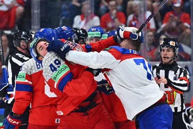 Sport Bilder des Tages L-R Jaroslav Chmelar (CZE) fighting with Martin Pospisil (SVK) during the group B match of the World Ice hockey, Eishockey Championship, Slovakia - Czech Republic, Fribourg, Switzerland, on May 23, 2026. (CTKxPhoto RadekxPetrasek) CTKPhotoP2026052305013  CTKPhotoP2026052305013
