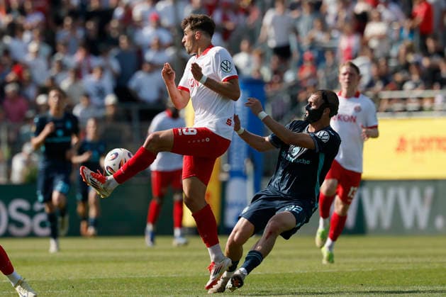 v.l.n.r.: Dion Berisha (Würzburger Kickers) und Sigurd Haugen (TSV 1860 München) im Finale des Bayerischen Toto-Pokals zwischen dem FC Würzburger Kickers und dem TSV 1860 München im Stadion am Dallenberg, Würzburg, Deutschland, am 23. Mai 2026. Copyright: HMBxMedia xHeikoxBecker