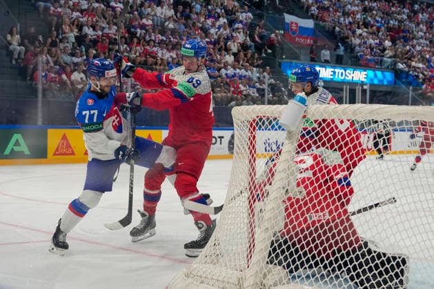 FRIBOURG, SWITZERLAND - MAY 23: Martin Fasko-rudas of Slovakia L) against Jaroslav Chmelar of Czechia C) during the 2026 IIHF Ice hockey, Eishockey World Championship, WM, Weltmeisterschaft Switzerland game between Slovakia and Czechia at BCF Arena on May 23, 2026 in Fribourg, Fribourg. Fribourg BCF Arena Fribourg Switzerland Copyright: xJustPictures.ch JarixPestelaccix jp-en-EuSpIm-JP6_JAR_Slovakia_Cyechia_23May2026_00047