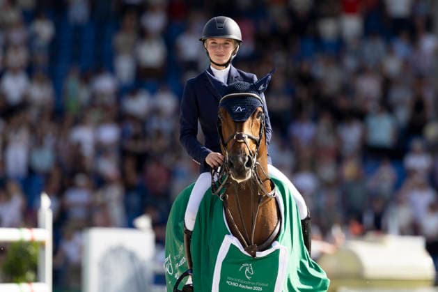 Lillie KEENAN (USA) auf Kick On freut sich ueber den Sieg, Freude, Lachen, bei der Siegerehrung, Springen S5: 2nd Qualifier Rolex Grand Prix, Springpruefung mit einem Umlaeuf und Stechen, CSI5*, Rolex Grand Slam, am 23.05.2026, Weltfest des Pferdesport, TSCHIO Aachen 2026 vom 22. - 24.05.2026 in Aachen Deutschland; Â