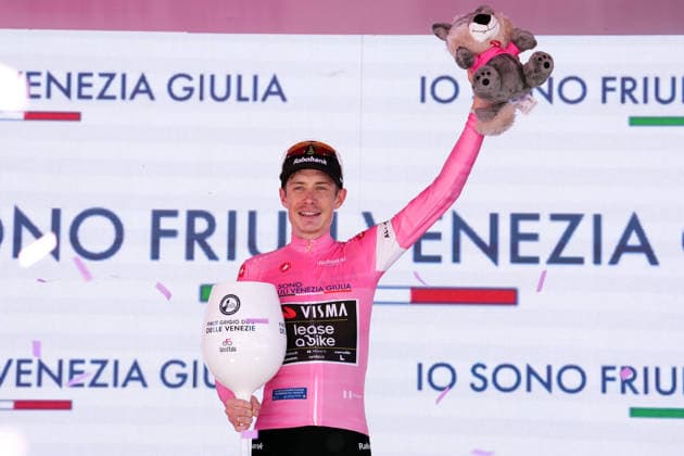 Sport Bilder des Tages The pink jersey Jonas Vingegaard (Team Visma Lease a Bike) celebrate on the podium after the Stage 14 of the Giro d™Italia, from Aosta to Pila, Italy, Saturday, May 23, 2026.  Copyright: xGianxMattiaxD™Alberto LaPressex