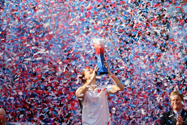 Bitpanda Hamburg Open, ATP, Tennis Herren 500: Ignacio Buse aus Peru bei der Siegerehrung nach seinem Triumph am Hamburger Rothenbaum.