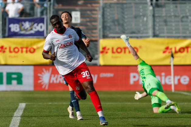 v.l.n.r.: Torschuetze Tarsis Bonga (Würzburger Kickers), Jubel nach dem Tor zum 1:1, jubelnd, bejubelt, jubelt, jubeln, emotionen im Finale des Bayerischen Toto-Pokals zwischen dem FC Würzburger Kickers und dem TSV 1860 München im Stadion am Dallenberg, Würzburg, Deutschland, am 23. Mai 2026. Copyright: HMBxMedia xHeikoxBecker