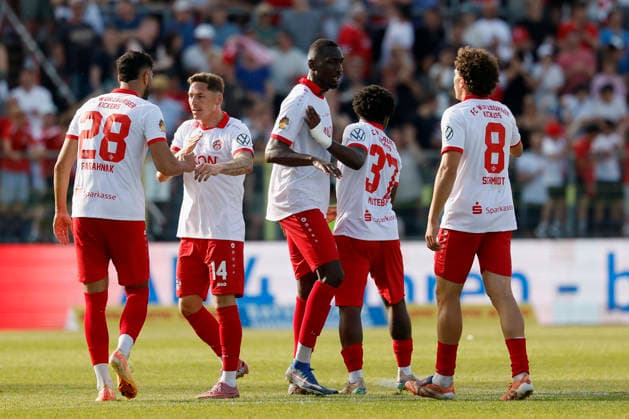 Jubel nach dem Tor zum 1:1, jubelnd, bejubelt, jubelt, jubeln, emotionen um den Torschuetze Tarsis Bonga (Würzburger Kickers), im Finale des Bayerischen Toto-Pokals zwischen dem FC Würzburger Kickers und dem TSV 1860 München im Stadion am Dallenberg, Würzburg, Deutschland, am 23. Mai 2026. Copyright: HMBxMedia xHeikoxBecker