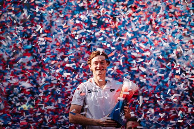 Tennis Männer bitpanda Hamburg Open ATP, Tennis Herren 500 Finale Ignacio Buse (PER) vs. Tommy Paul (USA) 23.05.2026 Ignacio Buse gewinnt das Turnier am Rothenbaum und hebt den Pokal Trophäe in die Luft im Konfettiregen Hamburg Tennisstadion am Rothenbaum Hamburg Deutschland