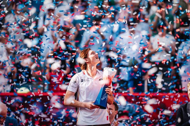 Tennis Männer bitpanda Hamburg Open ATP, Tennis Herren 500 Finale Ignacio Buse (PER) vs. Tommy Paul (USA) 23.05.2026 Ignacio Buse gewinnt das Turnier am Rothenbaum und hebt den Pokal Trophäe in die Luft im Konfettiregen Hamburg Tennisstadion am Rothenbaum Hamburg Deutschland