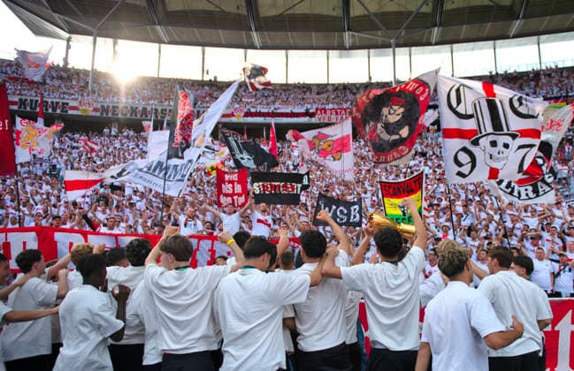 vor Spielbeginn: U19 VfB Stuttgart gewinnen DFB-Pokal und feiern mit der Trophaee vor der Stuttgarter Fankurve Fanblock, Fans, Fankurve, Flaggen, Fahnen, Stimmung, stimmungsvoll 83. DFB Pokalfinale FC Bayern Muenchen FCB vs VFB Stuttgart Olympiastadion Berlin 23.05.2026 DFL REGULATIONS PROHIBIT ANY USE OF PHOTOGRAPHS AS IMAGE SEQUENCES AND OR QUASI-VIDEO 83. DFB Pokalfinale FC Bayern Muenchen FCB vs VFB Stuttgart