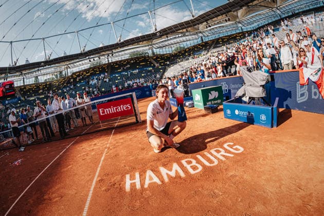 Tennis Männer bitpanda Hamburg Open ATP, Tennis Herren 500 Finale Ignacio Buse (PER) vs. Tommy Paul (USA) 23.05.2026 Ignacio Buse gewinnt das Turnier am Rothenbaum und posiert mit dem Pokal Hamburg Tennisstadion am Rothenbaum Hamburg Deutschland